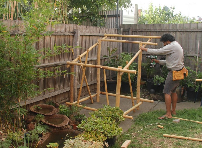 Fixing the bamboo frame together with cross pieces in place