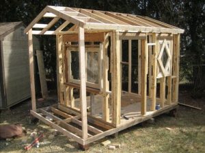 Awesome Pallet Playhouse: Fun Play Space in 28 Steps