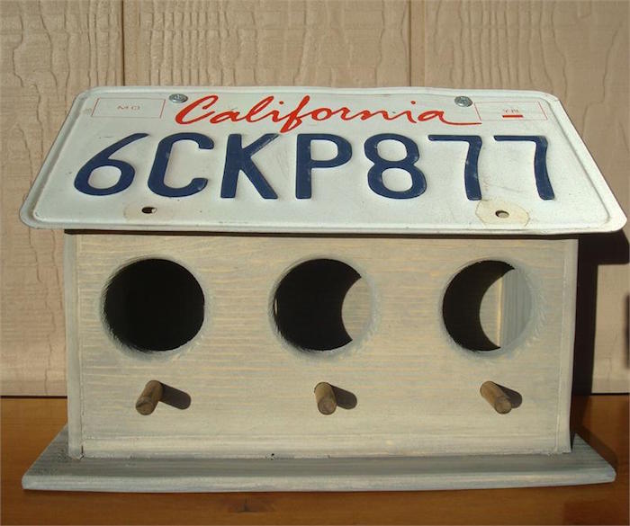 DIY license plate birdhouse