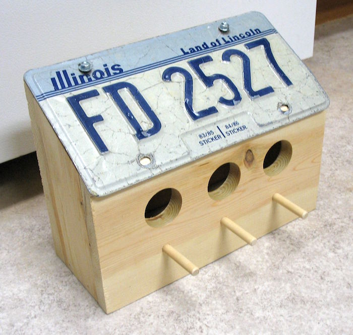 DIY license plate birdhouse