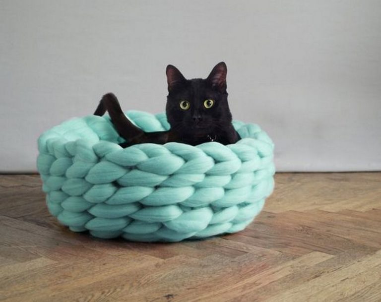 DIY Chunky Knitted Cat Bed A great gift for your furry friend!