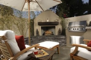 7 Fantastic Outdoor Kitchen Bar Ideas to Build on a Budget