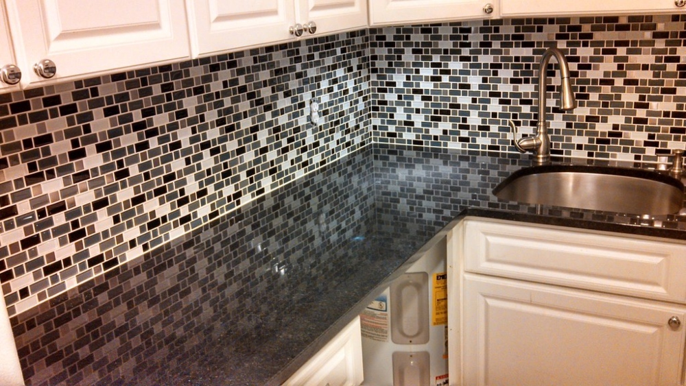 An image of a monochrome backsplash pattern for a kitchen. 