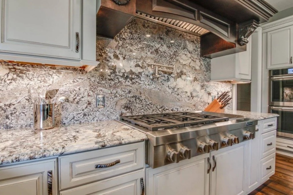 An image of the natural stone backsplash pattern through the use of granite tiles. 