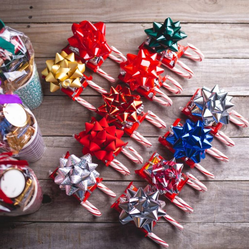 A series of DIY candy cane sleigh for selling. 